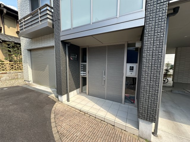 豊田市栄町５丁目のアパートのエントランス