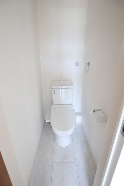 温水洗浄機能付き便座　２Fのトイレです。