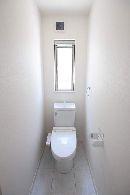 温水洗浄機能付き便座　１Fのトイレです。