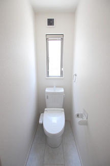 温水洗浄機能付き便座　１Fのトイレです。