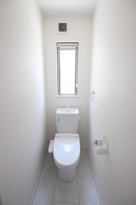 温水洗浄機能付き便座　１Fのトイレです。