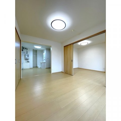岐阜市加納北広江町のアパートの居間・リビング|南西洋室5.5帖