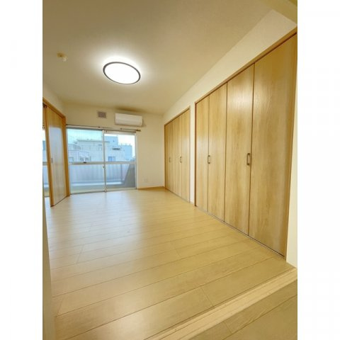 岐阜市加納北広江町のアパートの居間・リビング|南西洋室5.5帖