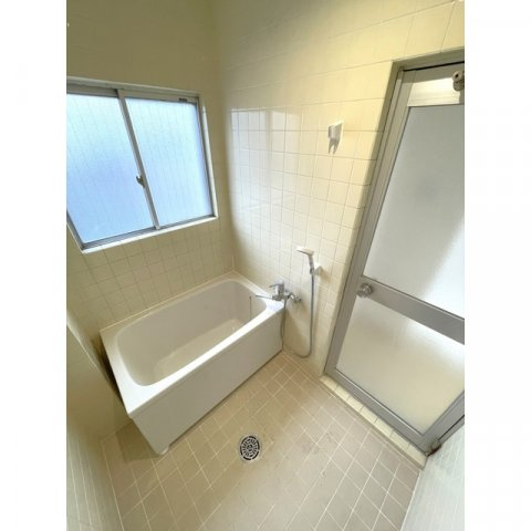 岐阜市加納北広江町のアパートの浴室|シャワー、小窓あり