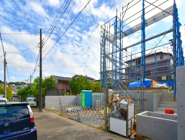 横浜市旭区万騎が原の新築一戸建の前面道路含む現地写真|車通りが少ない為、小さなお子様にも安心です。
是非一度、現地へ起こしください。

