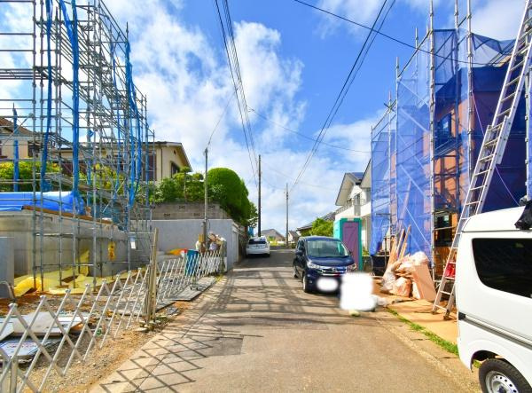 横浜市旭区万騎が原の新築一戸建の前面道路含む現地写真|駐車スペース並列2台駐車可能！
お気軽にお問い合わせください。