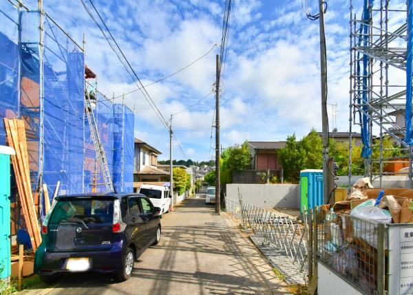 横浜市旭区万騎が原の新築一戸建の前面道路含む現地写真|周辺にはスーパーや病院などが多数点在しております。
住環境に適している落ち着きのあるエリアです！
