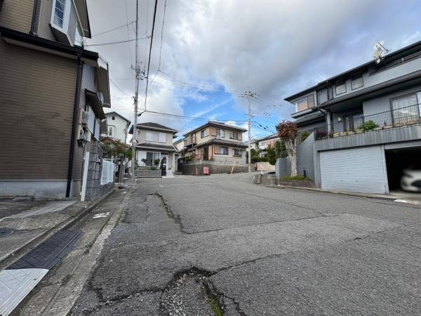 岩出市今中　中古戸建の前面道路含む現地写真