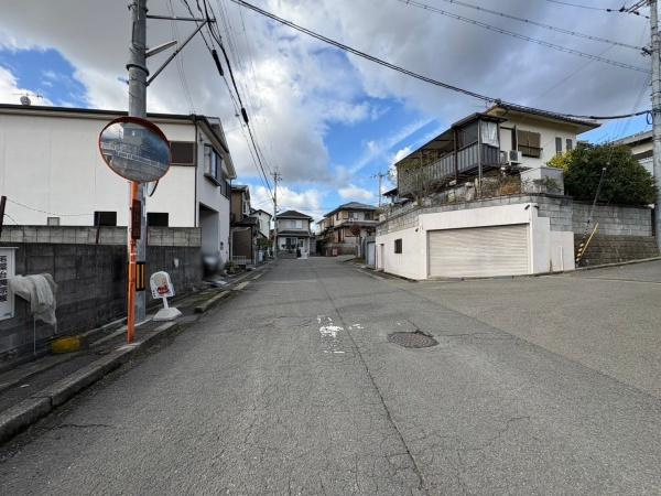 岩出市今中　中古戸建の前面道路含む現地写真