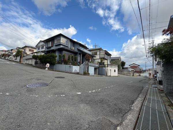 岩出市今中　中古戸建の前面道路含む現地写真