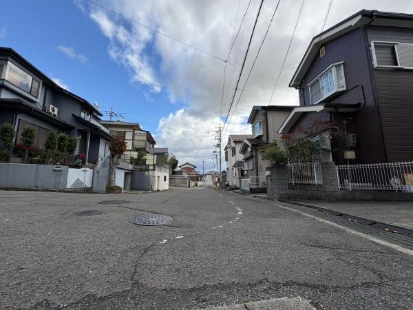 岩出市今中　中古戸建の前面道路含む現地写真