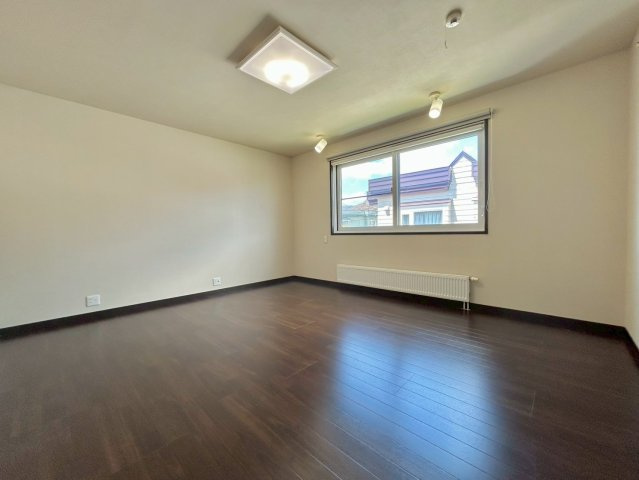 石山1条8丁目の洋室