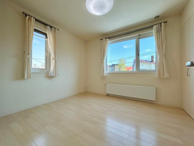 石山1条8丁目の洋室