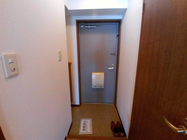 フローラ甲南山手の玄関