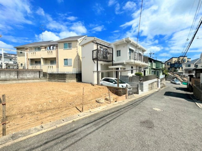 【前面道路含む現地写真】 | ◆横浜市緑区北八朔町新築住宅◆ | ◆爽やかな青空の下に贅沢なほどに降り注ぐ陽光、豊かな居住性と、クオリティが見事に調和した住空間は、住まうことの喜びを感じさせてくれます。ゆとりある広い敷地で開放的なお住まいです。