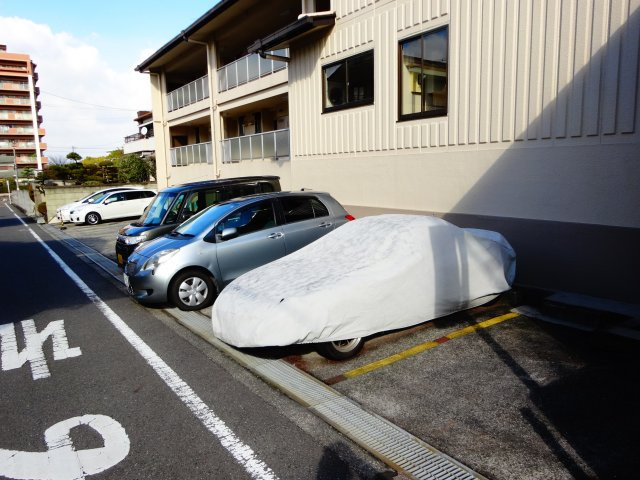 ラ・グレース金剛の駐車場