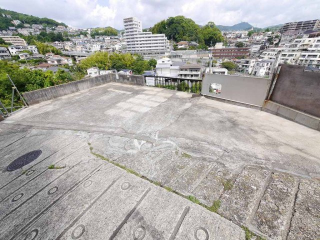 長田区高東町１丁目貸家の駐車場|2台分の駐車スペース