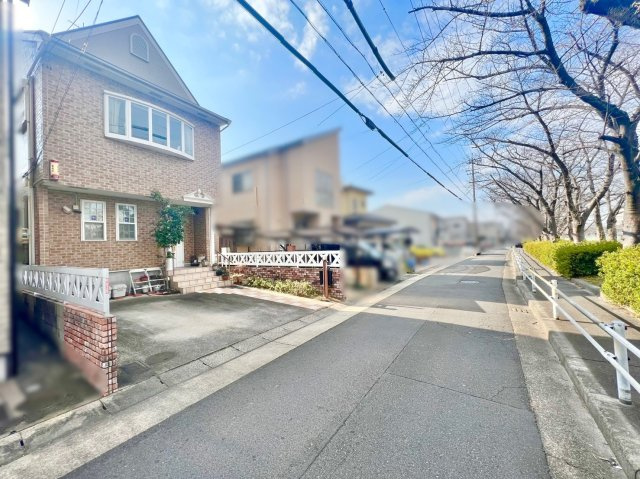 名東区香流三丁目戸建の前面道路含む現地写真