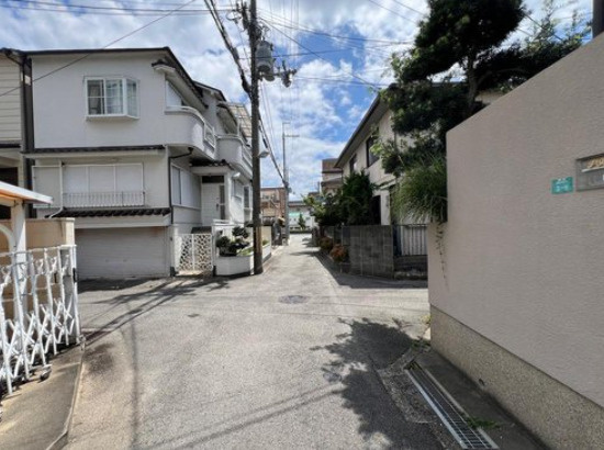 楠町　売土地の前面道路含む現地写真
