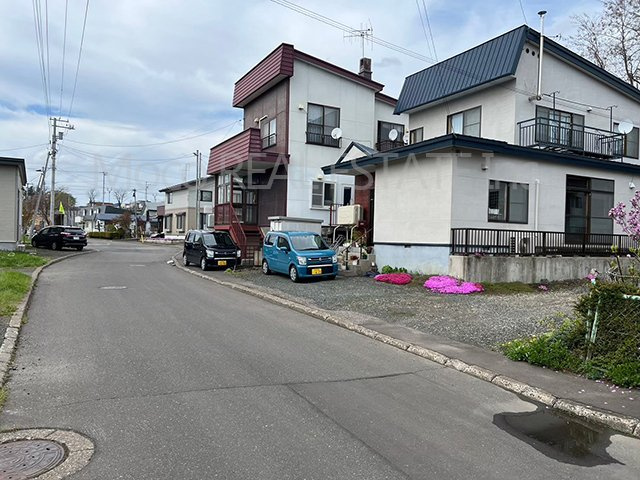 【前面道路含む現地写真】 | 北見市三楽町61番地中古住宅