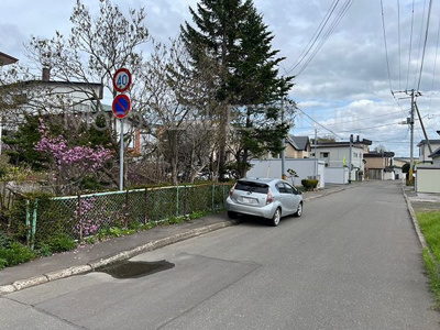 【前面道路含む現地写真】 | 北見市三楽町61番地中古住宅