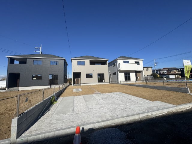 新築　伊勢崎市東上之宮町1期　2号棟の駐車場|現地写真　駐車スペースは並列3台分可能です！
