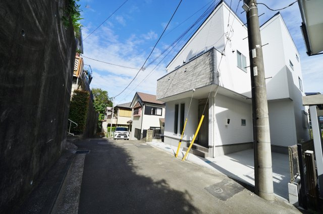 【横浜市旭区二俣川2-45-3新築戸建て】★仲介手数料無料★（二俣川小学校・万騎が原中学校）の前面道路含む現地写真