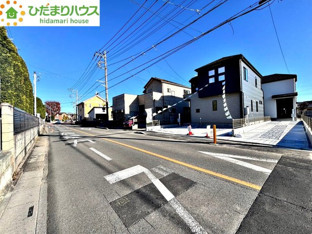 上尾市上　23期　新築一戸建て　グラファーレ　02の前面道路含む現地写真|前面道路幅6ｍ☆
車の出入りもラクラクできちゃいます(^^♪	