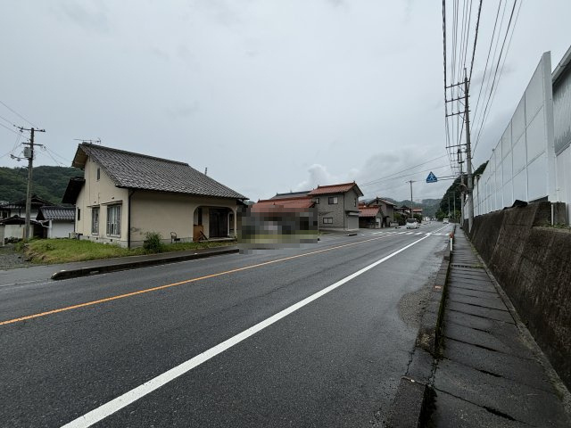 中古戸建　吉田町相合の前面道路含む現地写真