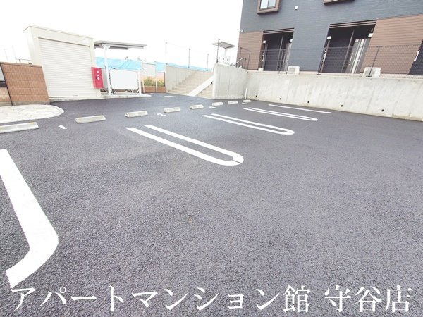 ファームヒルズの駐車場