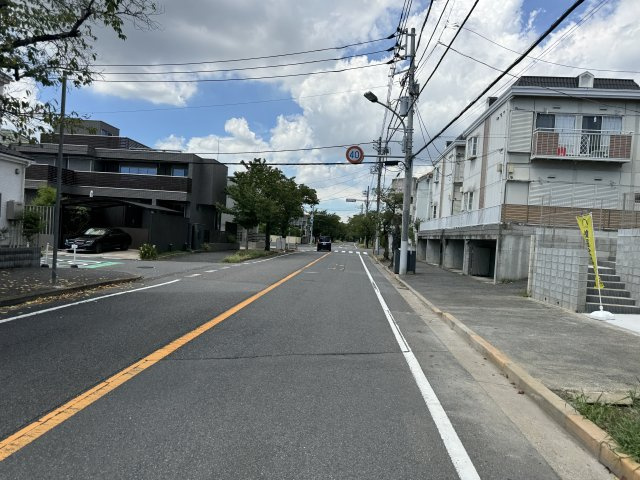 松戸市小金原５丁目新築戸建（小金原23-2期）の前面道路含む現地写真|西側前面道路・幅員約15.9ｍ・歩道あり