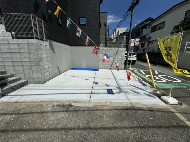 松戸市小金原５丁目新築戸建（小金原23-2期）の前面道路含む現地写真|2号棟駐車スペース・並列２台駐車可