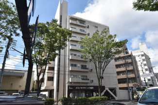 【外観】 | 青空によく映える建物です。手入れの行き届いた外壁やマンション正面エントランスなど、綺麗な姿をぜひ一度、現地にてご覧ください。～即日のご見学可能～　お問合せはお気軽にどうぞ。
