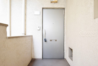【その他共用部分】 | 皆様をお迎えする、お部屋の玄関ドア。開けやすさや開放角度、ドアノブの操作しやすさや鍵の形状などを、現地で一度ご確認ください。～即日のご見学可能～　お問合せはお気軽にどうぞ。
