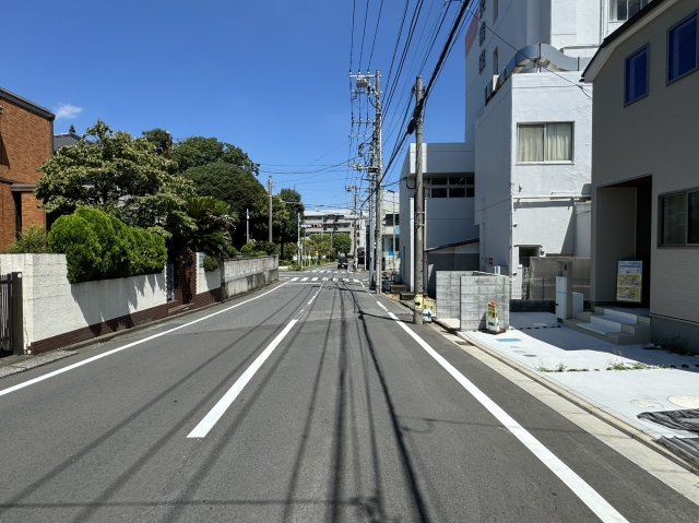 松戸市常盤平６丁目新築戸建【常盤平第一小学校：9分】の前面道路含む現地写真|西側前面道路・幅員約8ｍ