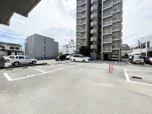 徳島市下助任町３丁目の賃貸マンションの駐車場