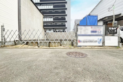 【前面道路含む現地写真】 | 伏見区竹田七瀬川町　新築戸建 | 目の前の道路は、現在《幅員約3.6ｍ》ではございますが、目の前が三差路になっているので狭い印象はなく開放的です。