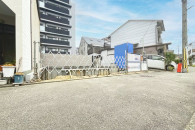【前面道路含む現地写真】 | 伏見区竹田七瀬川町　新築戸建 | スーパー、コンビニ、郵便局、ドラッグストアが徒歩10分圏内に点在しているので、毎日のお買物が助かります！