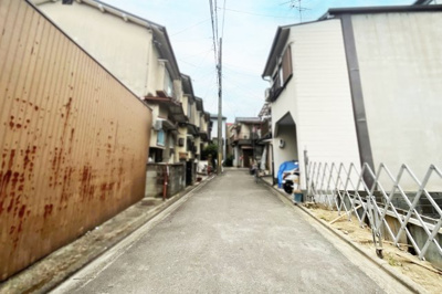 【前面道路含む現地写真】 | 伏見区竹田七瀬川町　新築戸建 | 小学校徒歩7分・中学校徒歩5分と通学面で安心の距離です。保育園も徒歩7分と子育て世代の方にもおすすめのエリアです。