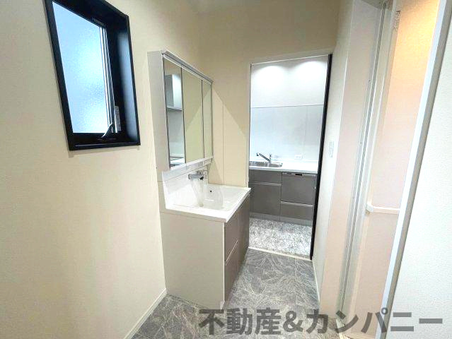 3000万以下で鷹子に住める！かっこいい女性に住んでほしい家の独立洗面台|独立洗面台、小物を置くことができて便利です