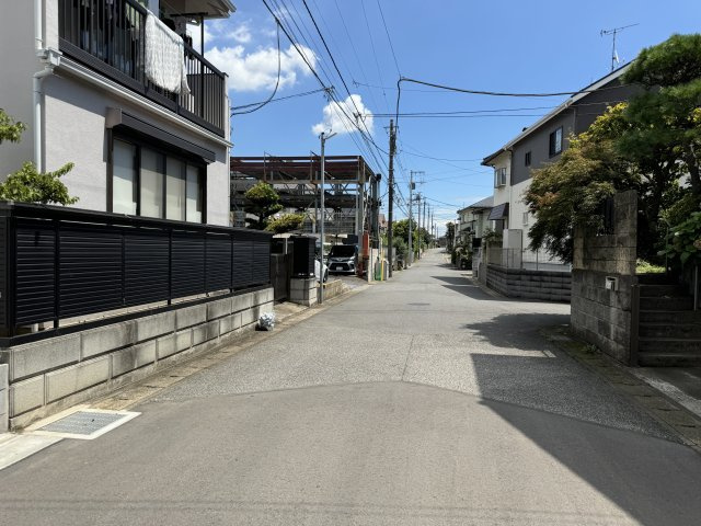 松戸市常盤平６丁目新築戸建【常盤平第一小学校：9分】の前面道路含む現地写真|南側前面道路・幅員約6ｍ