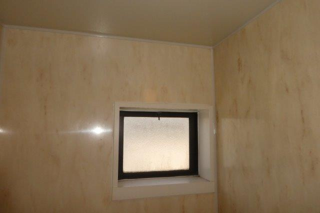 倉敷市新田のアパートの浴室|浴室窓