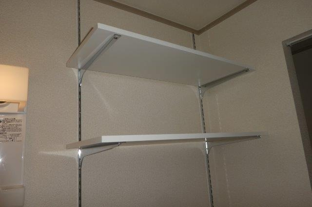 倉敷市新田のアパートの洗面所|洗濯機上棚