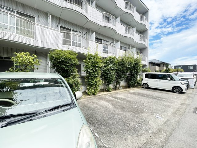 サンハイツ沖浜の駐車場