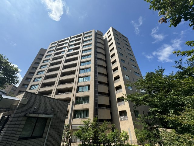 プラウド新宿御苑エンパイアの外観