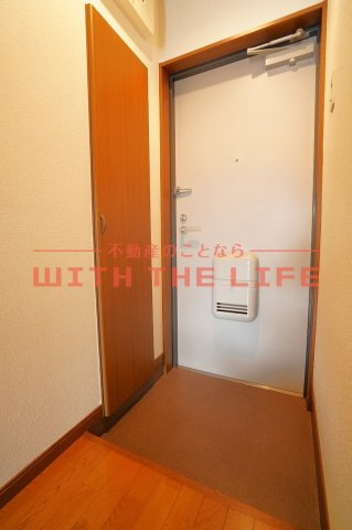 ベルセゾン【10,000円キャッシュバック対象物件】の玄関|収納もある玄関です