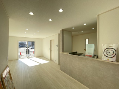 【外観】 | 熊谷市平戸　新築住宅 | ≪3号棟≫18.5帖の広々LDKは家族が自然と集まる憩いの場所。日当たり良好で居心地の良い空間です。
現地(2024年11月撮影)