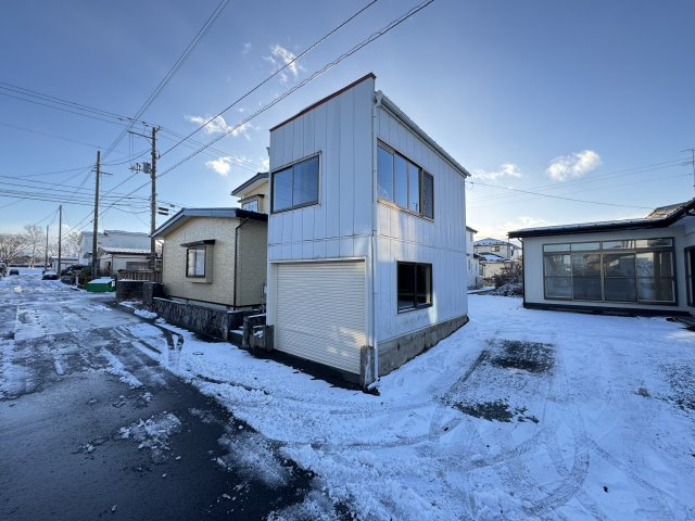 八戸市岬台２丁目の前面道路含む現地写真