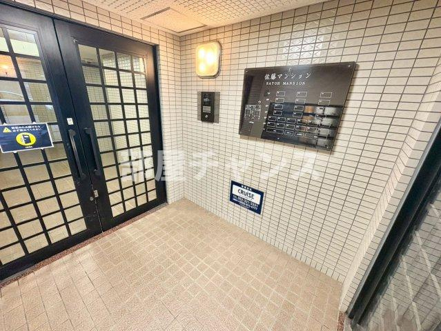 佐藤マンションのエントランス