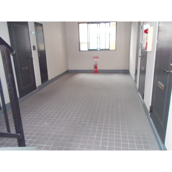 フィネスエル8のエントランス